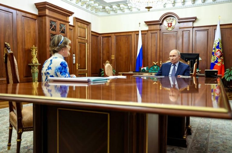 Putin discute devolução de crianças ucranianas levadas para a Rússia