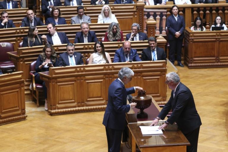 Aguiar-Branco reeleito presidente da Assembleia da República