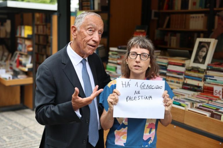 Marcelo confrontado por mulher na Feira do Livro com críticas à inação de Portugal sobre a Palestina