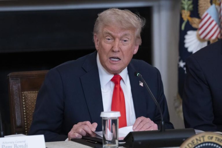 Trump pede ao Supremo Tribunal para permitir demissões na agência de Educação