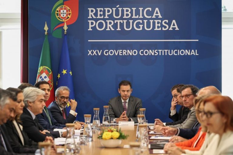 Governo entrega hoje programa na Assembleia da República