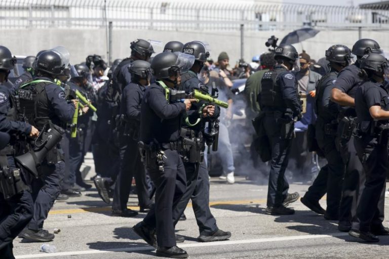 Governador da Califórnia vai processar Trump por mobilização da Guarda Nacional