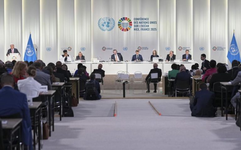 Macron frisa que Gronelândia, Antártida ou fundo do mar não estão à venda