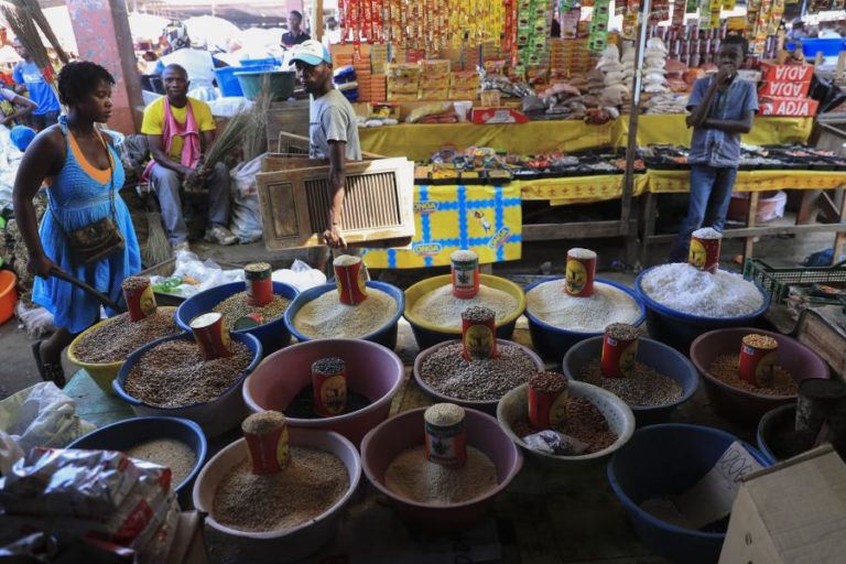 Comerciantes africanos em Angola querem apoio para legalizar 300 mil “mamadus”