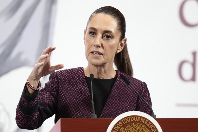 Furacão Erik sobe de categoria a três horas de chegar à costa do sul do México