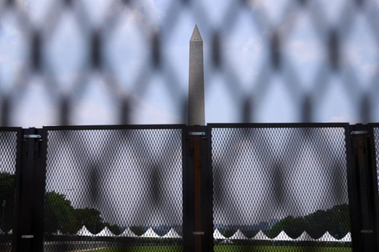 Tempestade atinge Washington e ameaça adesão ao desfile militar de Trump