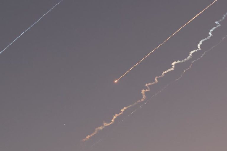 Israel ataca Teerão enquanto interceta mísseis iranianos no seu território