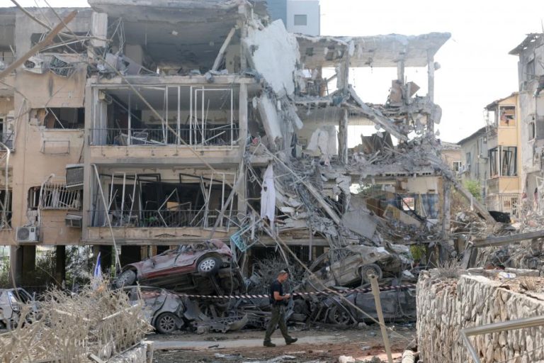 Nova vaga de ataques iranianos faz cinco mortos e 150 feridos em Israel