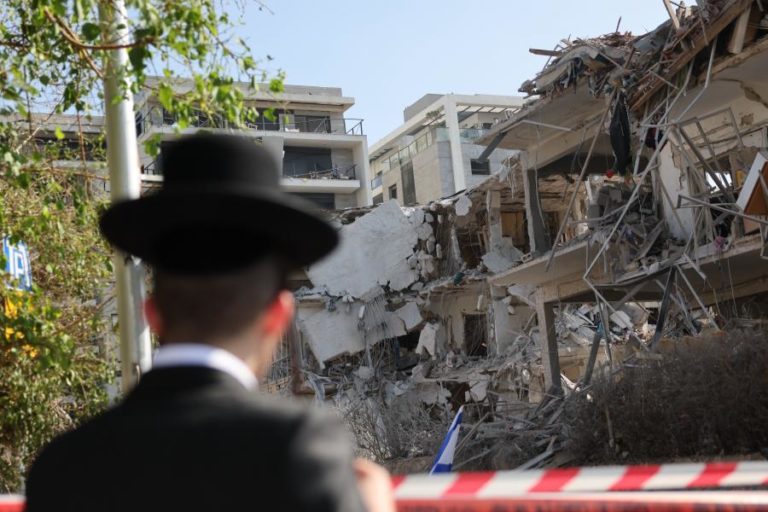 Nova vaga de ataques iranianos atinge Telavive e Jerusalém