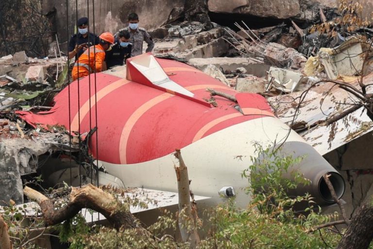 Encontrada segunda “caixa negra” do avião que caiu na Índia