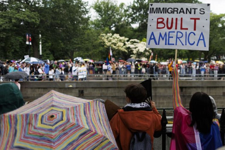 Donald Trump alarga rusgas contra imigrantes ilegais a Chicago e Nova Iorque