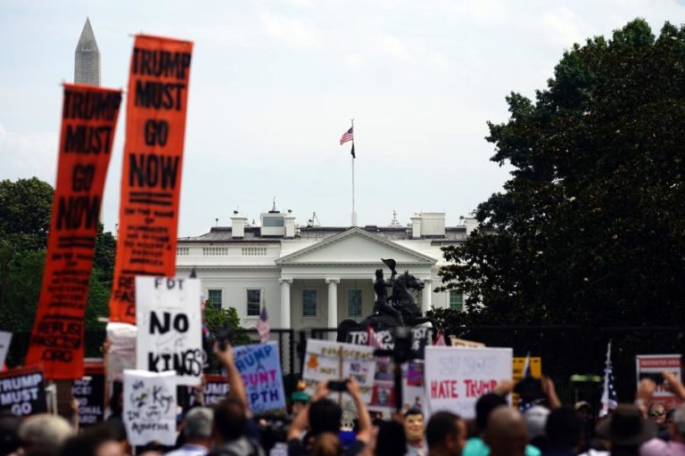 Jornalista detido enquanto cobria protestos anti-Trump ameaçado de deportação