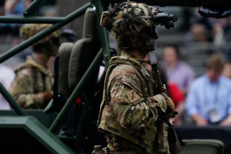 Moradores acusam Trump de tentar militarizar Washington em dia de desfile
