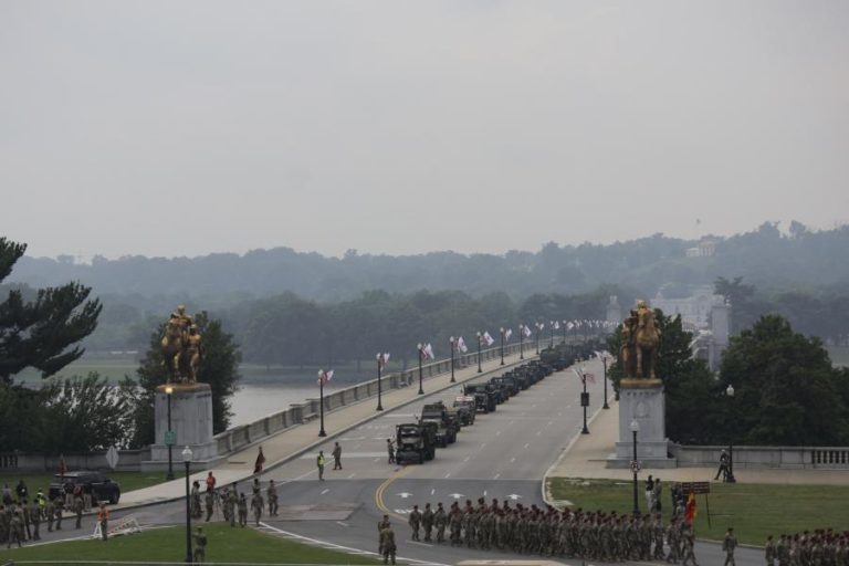 Presidente dos EUA defende desfile militar mas público aquém das previsões