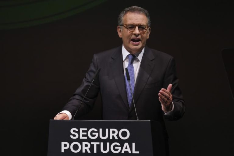 Seguro diz que chumbo do OE não implica novas eleições