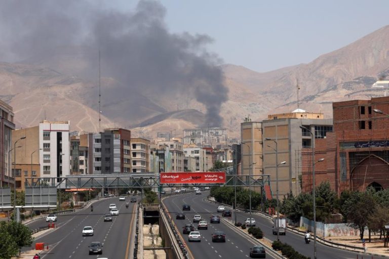 Israel volta a atacar Teerão após avisos de evacuação