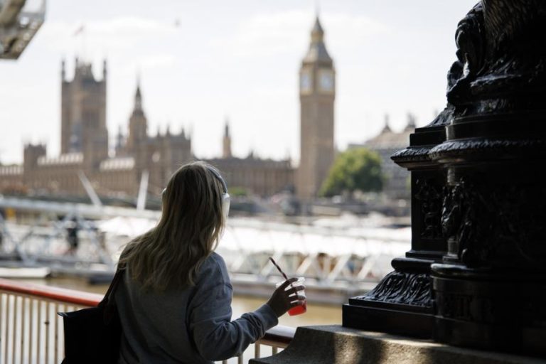 Cinco regiões de Inglaterra em alerta devido ao calor esperado no fim de semana