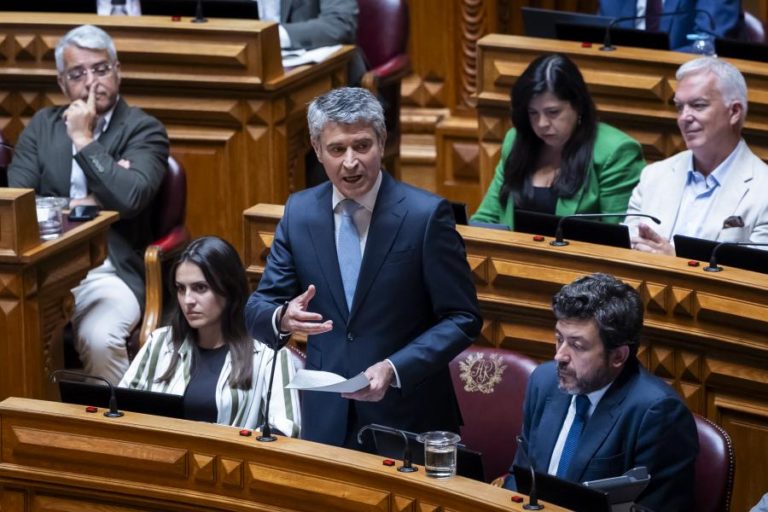 José Luís Carneiro desafia Montenegro a “despartidarizar” Administração Pública