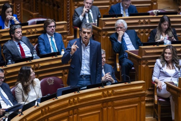 IL pede meritocracia no Estado, PM não quer Administração Pública a “fazer contravapor”