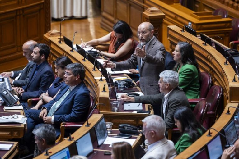 Livre acusa executivo de arrogância e diz que os “consensos buscam-se não se impõem”