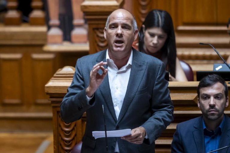 PCP diz que programa “cheira a troika”, Montenegro critica “velho comunismo imobilista”