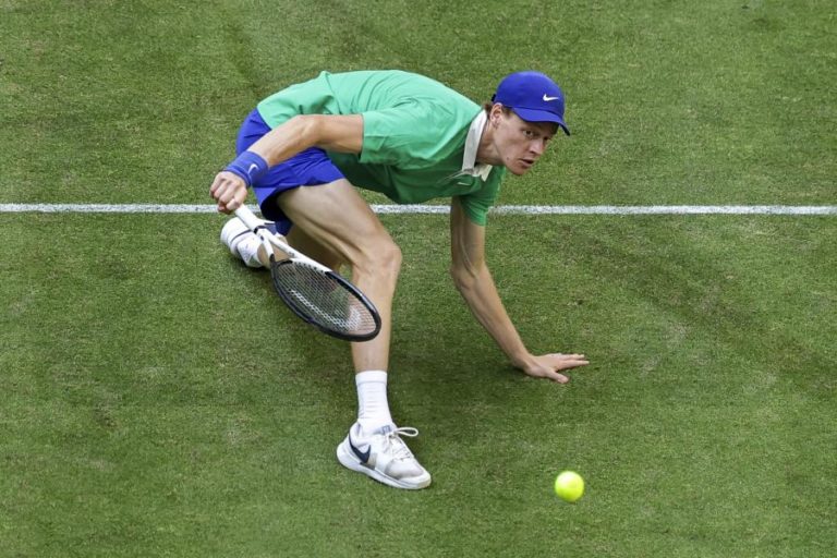 Tenista Jannik Sinner, número um mundial, eliminado com surpresa em Halle