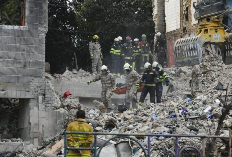 Número de mortos nos ataques russos a Kiev sobe para 23