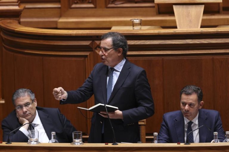 Castro Almeida anuncia 2.100 milhões para 37 mil empresas em crédito para exportação