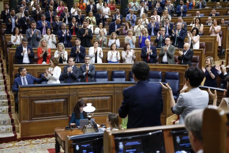 Sánchez afasta financiamento ilegal no PSOE entre gritos de “demissão” de deputados