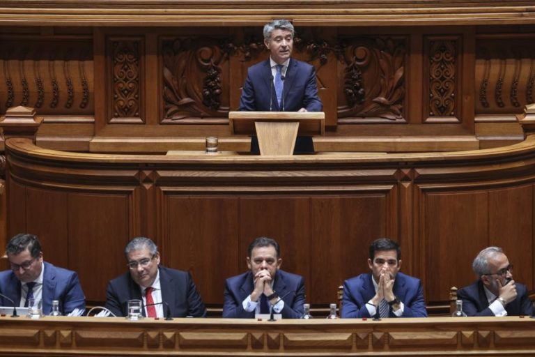 Carneiro questiona cenário macro e avisa que PS se opõe a cortes nos direitos e no Estado social