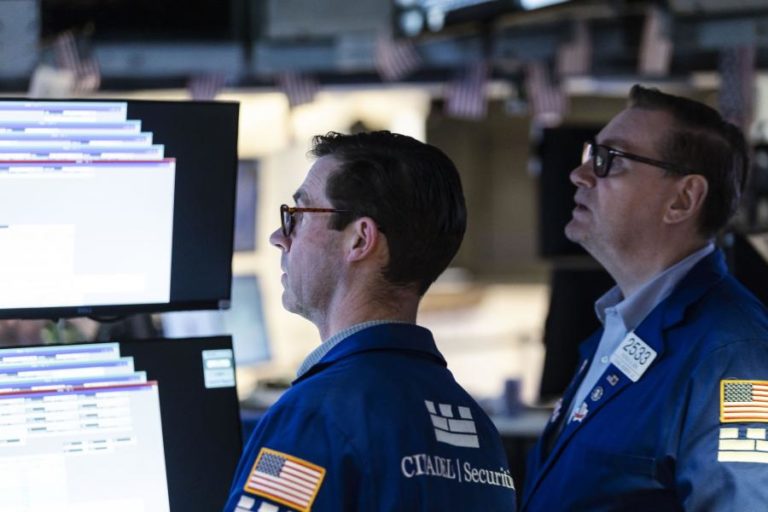 Wall Street fecha em alta graças a ataque relativamente fraco do Irão a base EUA