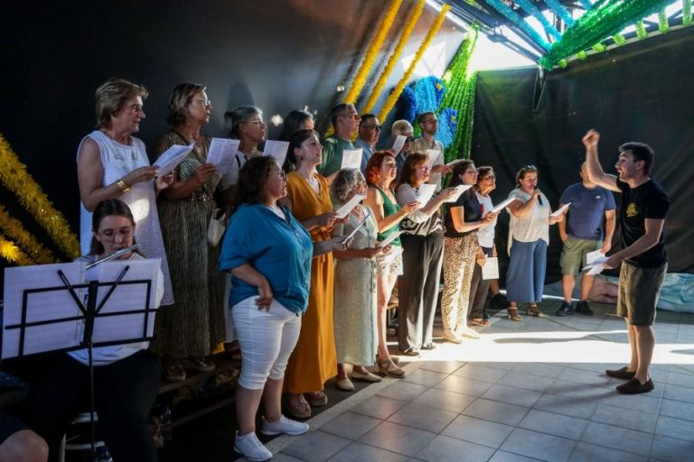 Feira tem marchas com 350 pessoas que pagam “brio bairrista” com verbas da comunidade