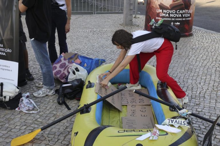 Coletivo Humans Before Borders faz vigília em homenagem a refugiados