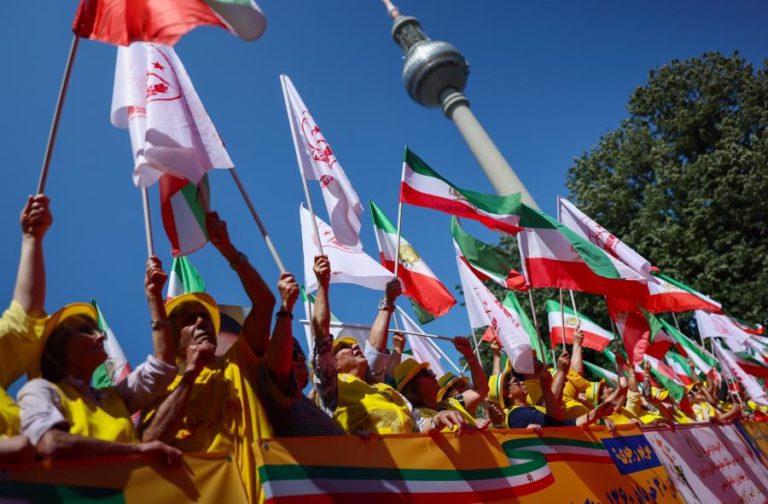 Resistência iraniana nas ruas de Berlim exige mudança de regime sem apaziguamento