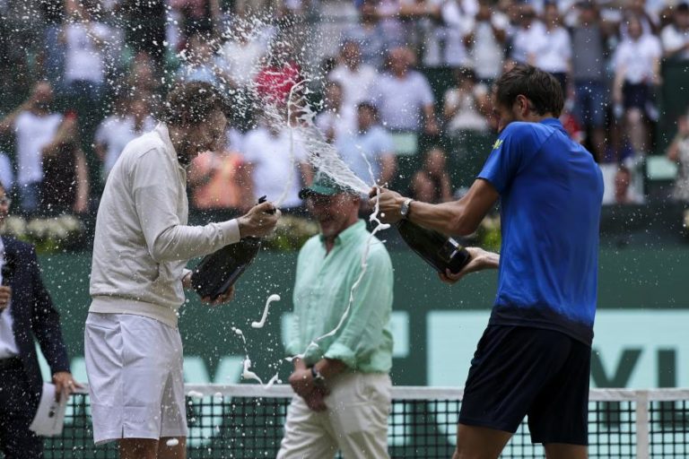Bublik supera Medvedev e conquista torneio de Halle pela segunda vez na carreira