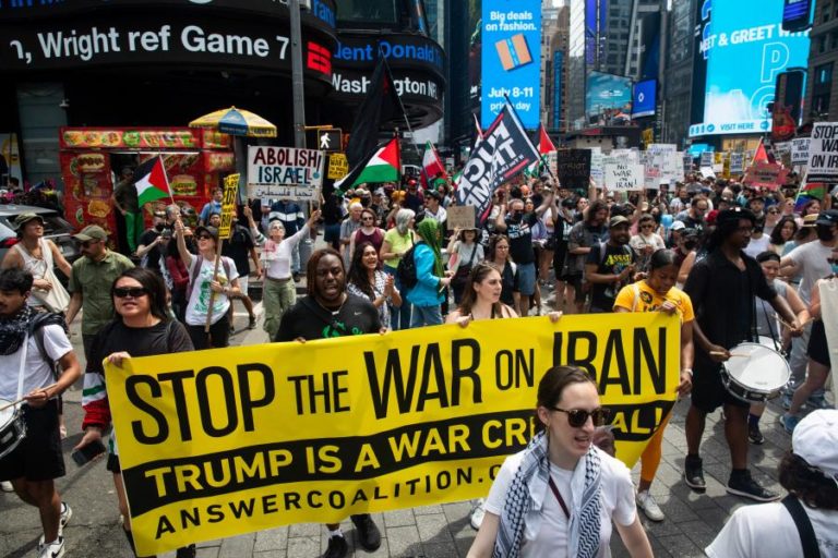 Centenas de pessoas exigem paz e justiça em protesto nas ruas de Nova Iorque