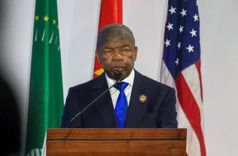 João Lourenço alerta para urgência de infraestruturas em África e peso das dívidas