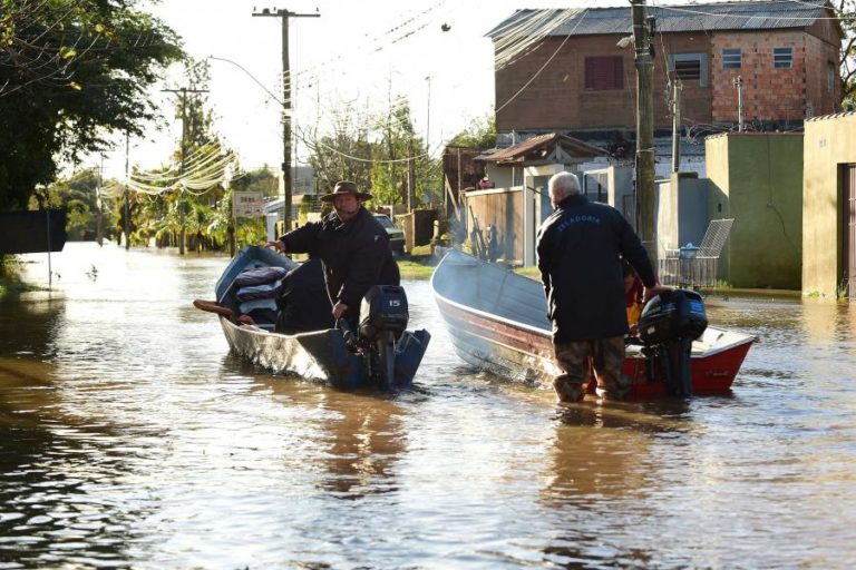 Cheias voltam a provocar deslocamentos e mortes em cidades no sul do Brasil