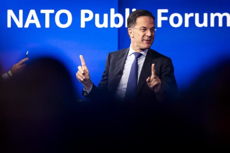 Secretário-geral da NATO pede a europeus que “não se preocupem tanto” com EUA e invistam