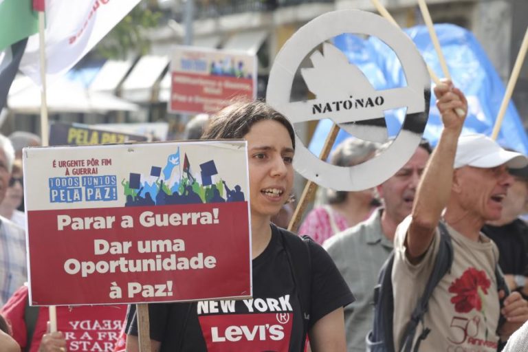 Protesto da CGTP junta dezenas de pessoas em Lisboa contra “corrida ao armamento”