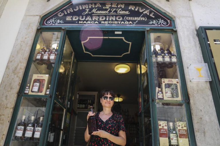 Loja centenária lisboeta de ginjinha promete resistir ao fecho nos tribunais