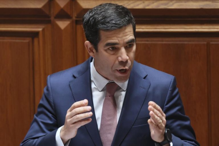 Governo desafia Chega a viabilizar alterações aos diplomas para “regular imigração”