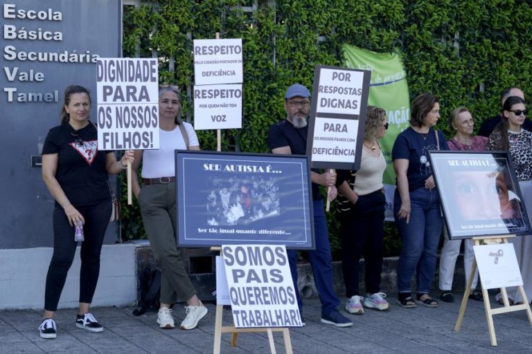Pais protestam por escola não renovar matrícula de alunos autistas em Barcelos