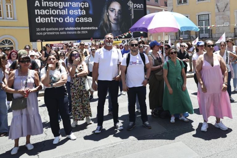 Mais de 100 pessoas juntam-se em frente à AR pelo fecho das lojas aos domingos