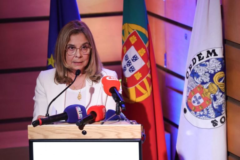 Ministra da Saúde diz que vai continuar no cargo