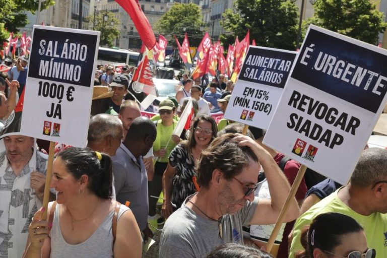Centenas de trabalhadores da administração local manifestam-se em Lisboa