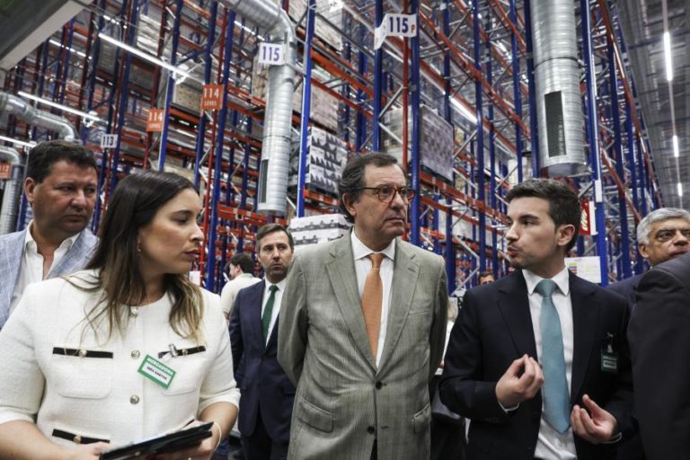 Ministro da Coesão diz desconhecer protesto de trabalhadores da administração local