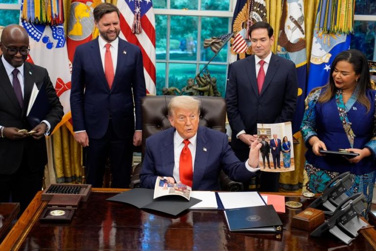 Trump processa Los Angeles por não aplicar políticas de imigração federais