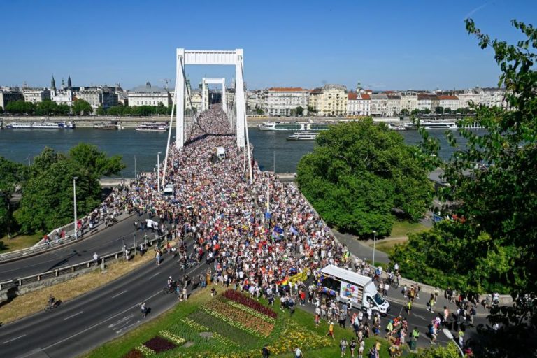 Cerca de 200 mil pessoas desfilaram na Marcha do Orgulho em Budapeste
