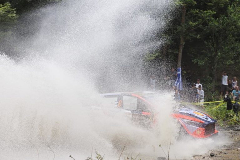 Ott Tänak vence na Grécia apesar de susto na última especial